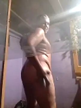 Snapshot of Guanatos13 chatting on February 23, 4:21 am Guanatos13 online show from February 23, 4:21 am