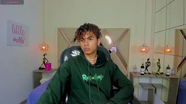 Snapshot of Anyelo_Twink chatting on June 4, 8:15 pm Anyelo Twink online show from June 4, 8:15 pm