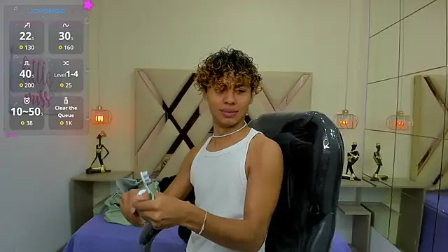 Snapshot of Anyelo_Twink chatting on June 6, 3:33 am Anyelo Twink online show from June 6, 3:33 am
