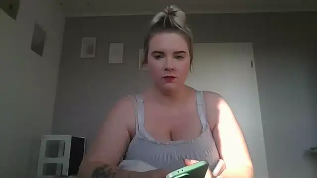 Snapshot of MinchenBienchen98 chatting on February 15, 10:03 am MinchenBienchen98 online show from February 15, 10:03 am