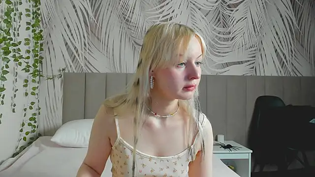 Snapshot of AdeleSilvy chatting on February 6, 1:54 am AdeleSilvy online show from February 6, 1:54 am