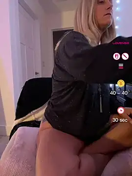 Snapshot of FoxyMillie chatting on June 17, 12:57 am FoxyMillie online show from June 17, 12:57 am