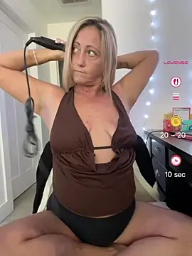 Snapshot of FoxyMillie chatting on June 27, 9:53 pm FoxyMillie online show from June 27, 9:53 pm