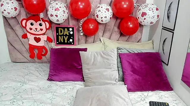 Snapshot of danibellucii_ chatting on February 14, 12:24 pm danibellucii online show from February 14, 12:24 pm