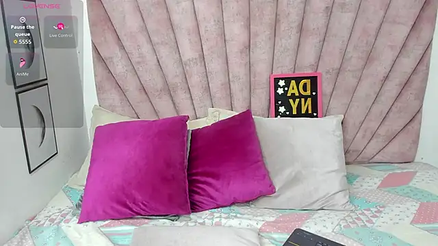 Snapshot of danibellucii_ chatting on February 19, 12:01 pm danibellucii online show from February 19, 12:01 pm