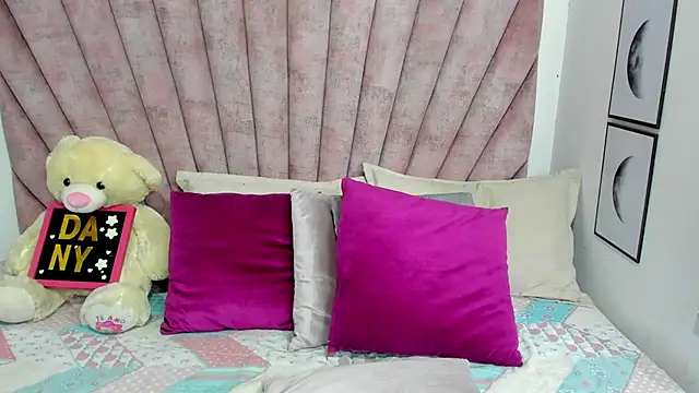 Snapshot of danibellucii_ chatting on March 1, 3:52 am danibellucii online show from March 1, 3:52 am