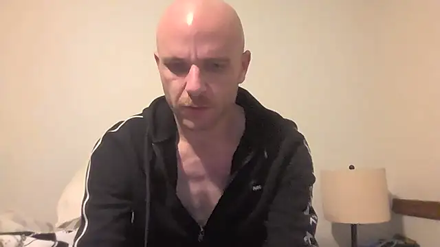 Snapshot of FrankieFuckMe chatting on February 1, 8:35 am FrankieFuckMe online show from February 1, 8:35 am