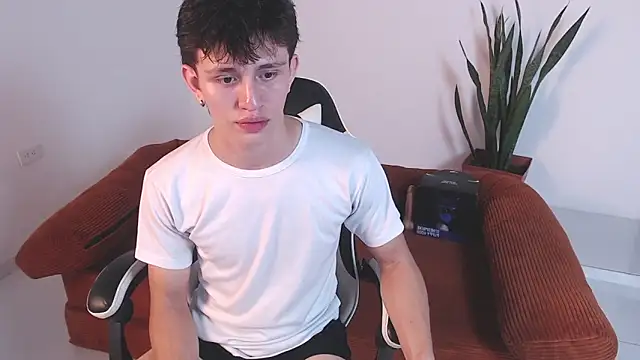 Snapshot of DarrenColleen chatting on February 18, 10:28 pm DarrenColleen online show from February 18, 10:28 pm