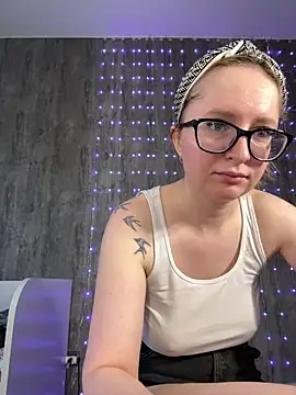 coy girl  online show from March 25, 12:22 pm