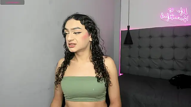 Snapshot of scarletcherry18 chatting on June 15, 4:36 am scarletcherry18 online show from June 15, 4:36 am