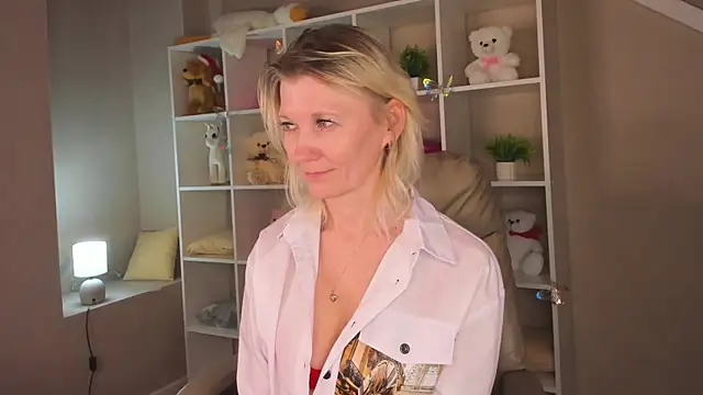 Snapshot of Julie_Lucas chatting on March 2, 5:08 am Julie Lucas online show from March 2, 5:08 am