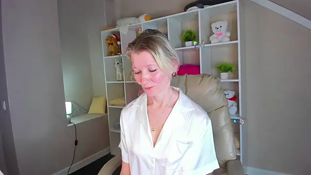 Snapshot of Julie_Lucas chatting on March 3, 2:39 am Julie Lucas online show from March 3, 2:39 am