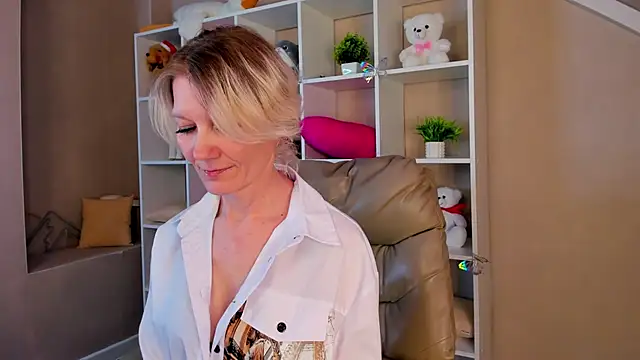 Julie Lucas online show from March 7, 8:22 am