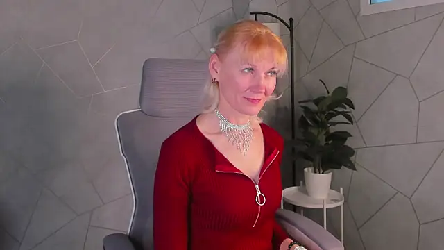 Julie Lucas online show from March 27, 1:00 am