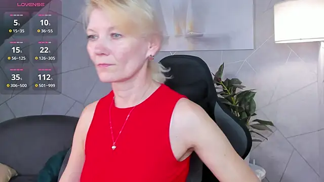 Snapshot of Julie_Lucas chatting on June 22, 11:57 pm Julie Lucas online show from June 22, 11:57 pm