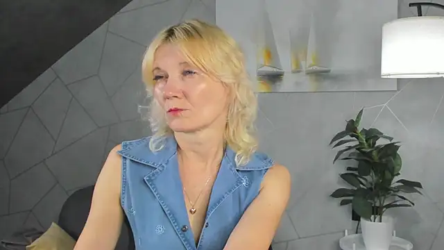 Snapshot of Julie_Lucas chatting on June 25, 12:10 am Julie Lucas online show from June 25, 12:10 am