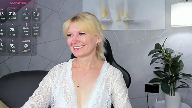 Snapshot of Julie_Lucas chatting on July 2, 12:10 am Julie Lucas online show from July 2, 12:10 am