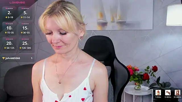 Snapshot of Julie_Lucas chatting on July 9, 12:48 am Julie Lucas online show from July 9, 12:48 am
