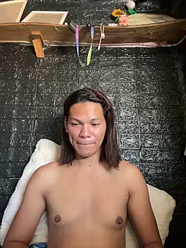 Snapshot of HugeAgatha chatting on February 4, 1:22 am HugeAgatha online show from February 4, 1:22 am