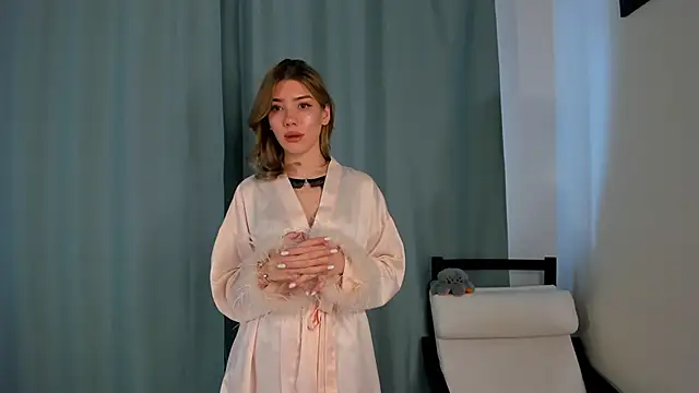 EmmaStoneWants online show from January 17, 7:35 am