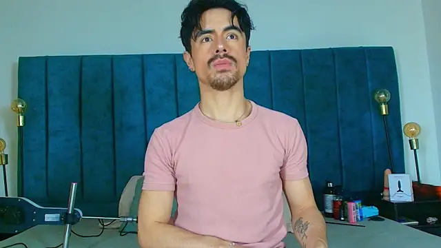 Ethan Briggs  online show from March 29, 3:39 am