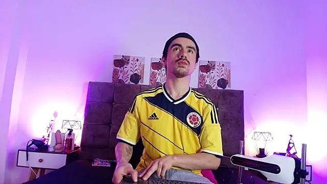 Ethan Briggs  online show from June 18, 3:40 am