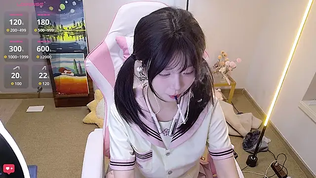 Qiqiiii-05 online show from June 6, 1:49 pm