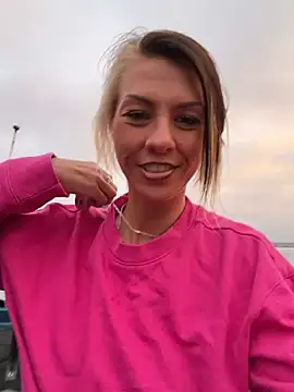 tastemecaroline online show from April 15, 11:39 am