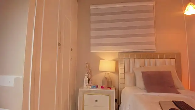 isabela  x online show from April 8, 11:43 am