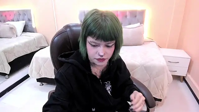 Snapshot of Bela_Craxkerr chatting on February 24, 12:47 pm Bela Craxkerr online show from February 24, 12:47 pm