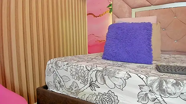 sweet  luna   online show from April 8, 10:59 am