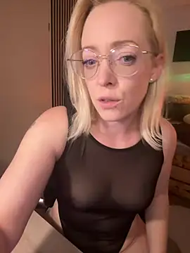 Snapshot of Lea-Kirsch chatting on May 17, 6:37 pm Lea-Kirsch online show from May 17, 6:37 pm