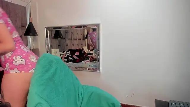 Snapshot of JenniQ69 chatting on February 11, 1:49 pm JenniQ69 online show from February 11, 1:49 pm