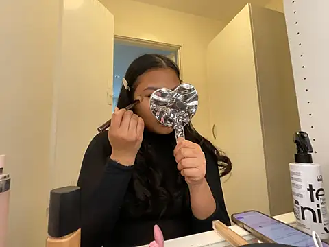 TitiTinyThai online show from April 7, 3:23 pm