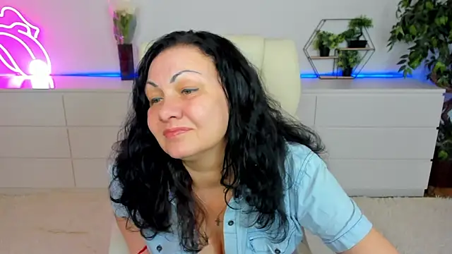 IrissMoon online show from March 8, 6:23 pm