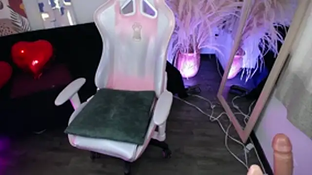 teylo80as online show from April 18, 7:07 pm