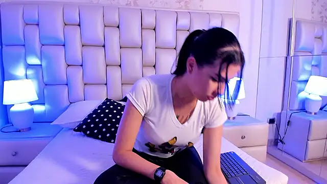 naomi heat  online show from January 17, 11:15 am