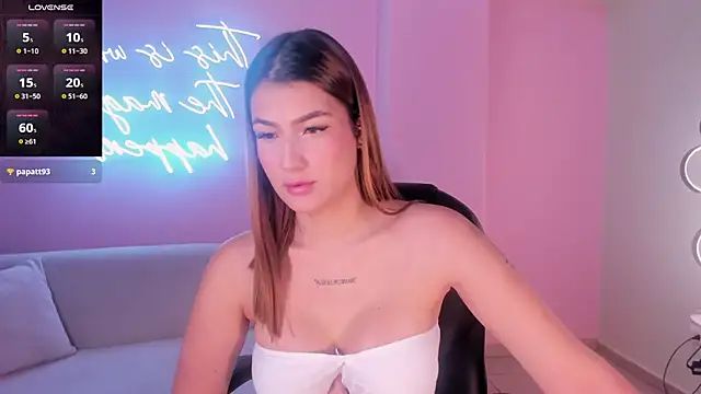 Snapshot of BellaThompsonX chatting on February 20, 3:25 am BellaThompsonX online show from February 20, 3:25 am