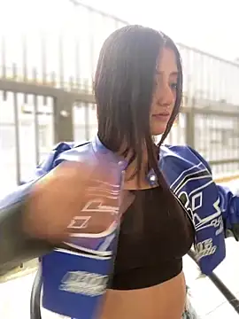 StrawberryPink  online show from April 3, 11:41 am