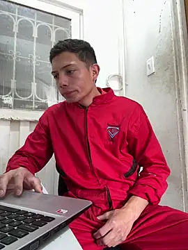 Snapshot of santiObrero chatting on April 18, 3:05 pm santiObrero online show from April 18, 3:05 pm