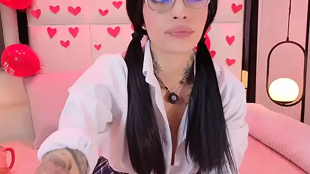 Snapshot of JuneCollins chatting on February 15, 8:38 pm JuneCollins online show from February 15, 8:38 pm