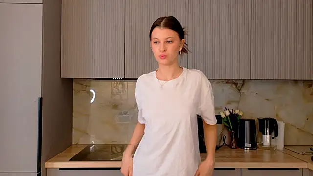 Snapshot of LouiseChavez chatting on February 5, 5:34 am LouiseChavez online show from February 5, 5:34 am