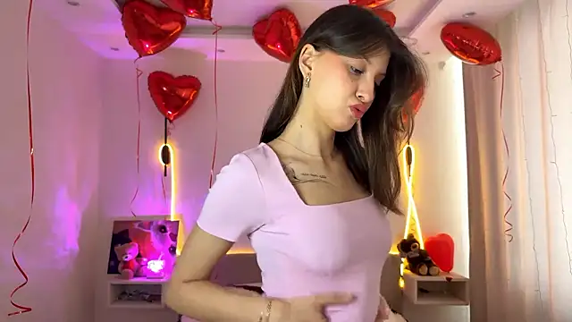 Snapshot of LouiseChavez chatting on February 15, 8:13 am LouiseChavez online show from February 15, 8:13 am