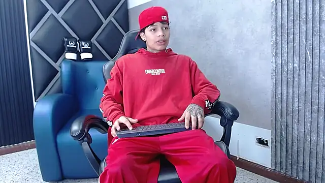 Snapshot of Dogan_Renzo0 chatting on February 6, 7:28 pm Dogan Renzo0 online show from February 6, 7:28 pm