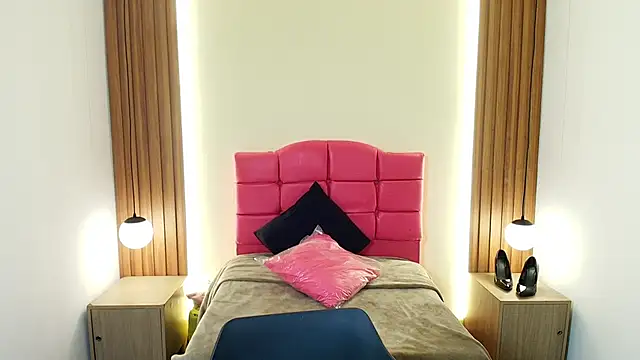 IvonneRoss  online show from February 7, 11:58 am