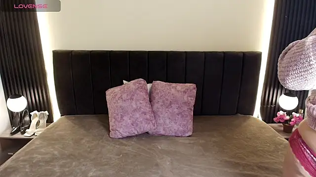 IvonneRoss  online show from March 10, 12:10 pm