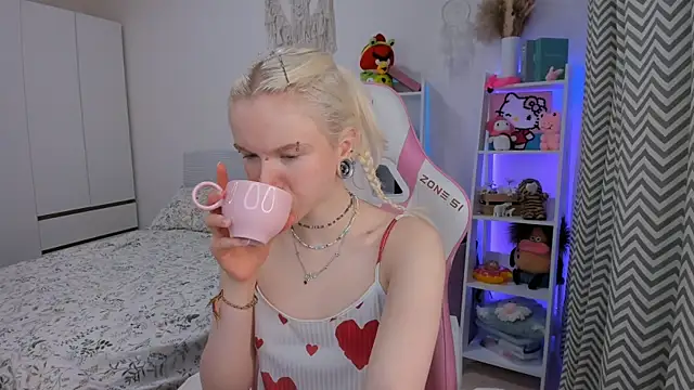 Snapshot of Mia_WaterFall chatting on February 10, 3:21 am Mia WaterFall online show from February 10, 3:21 am