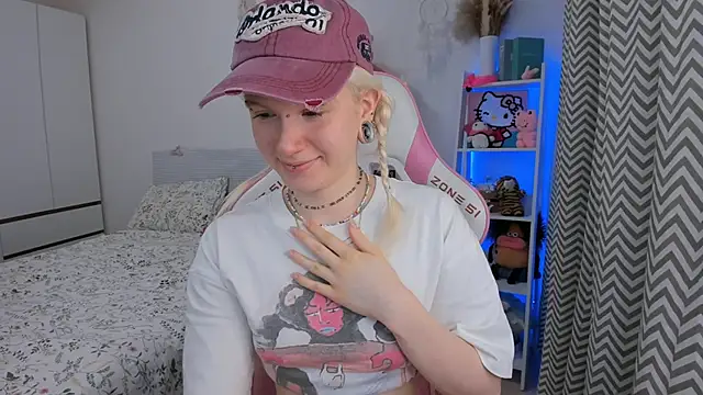 Snapshot of Mia_WaterFall chatting on February 11, 3:44 am Mia WaterFall online show from February 11, 3:44 am