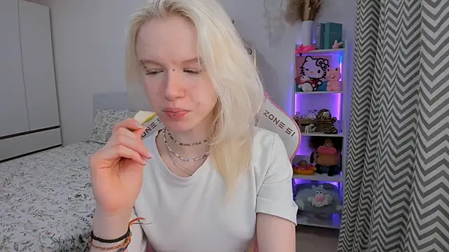 Snapshot of Mia_WaterFall chatting on February 13, 3:24 am Mia WaterFall online show from February 13, 3:24 am