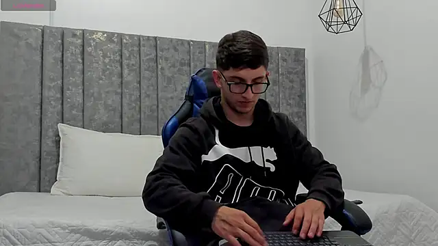 Calvin Hunter online show from March 28, 1:05 am